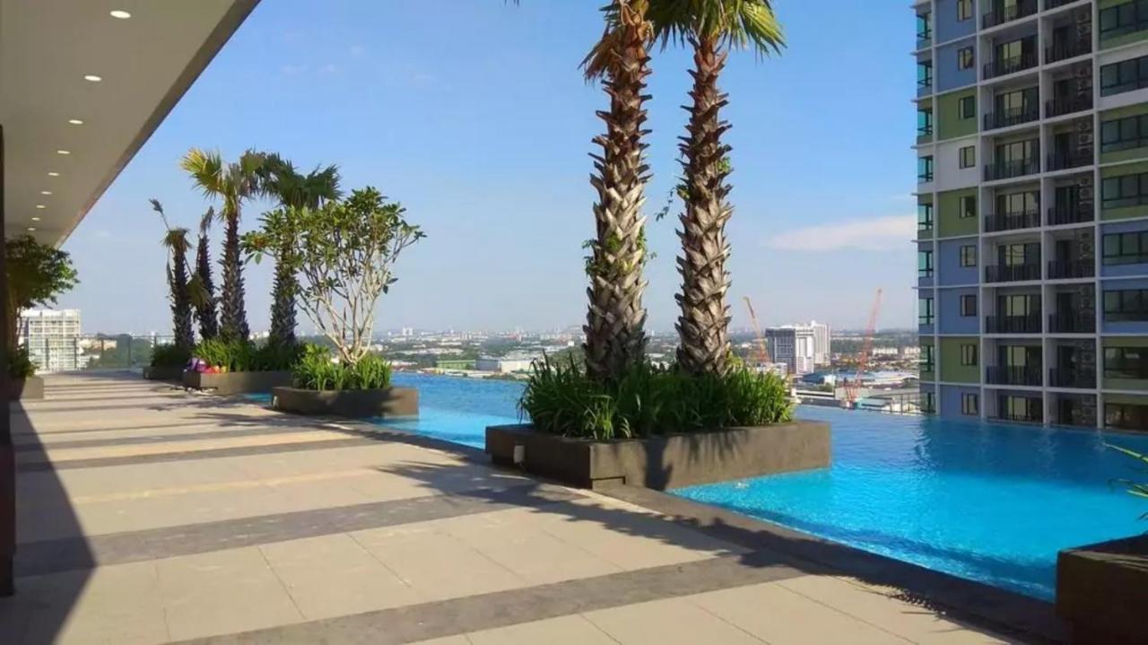 Sinar Rasa Homestay At I-Soho, I-City Шах-Алам Экстерьер фото Infinity pool at the 33rd floor of The Panorama