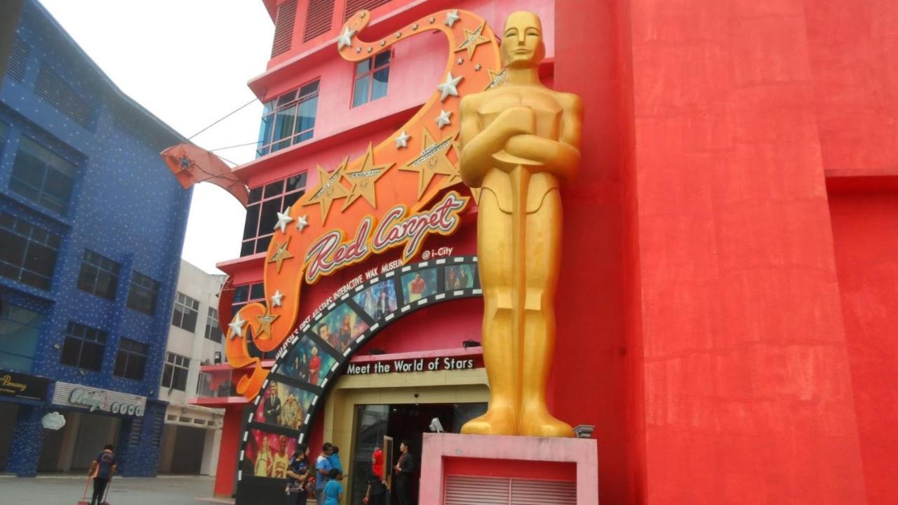 Sinar Rasa Homestay At I-Soho, I-City Шах-Алам Экстерьер фото The entrance of the wax museum