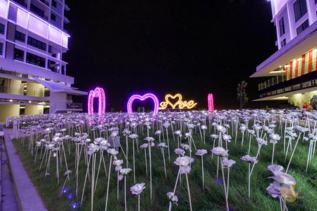 Sinar Rasa Homestay At I-Soho, I-City Шах-Алам Экстерьер фото The field of roses at the park